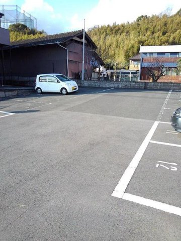 サンシャインハイツの駐車場