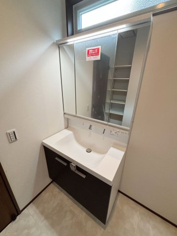 久留米市野中町8号地の洗面所|広くて使いやすい洗面ルーム。朝もゆとりをもって準備できます♪