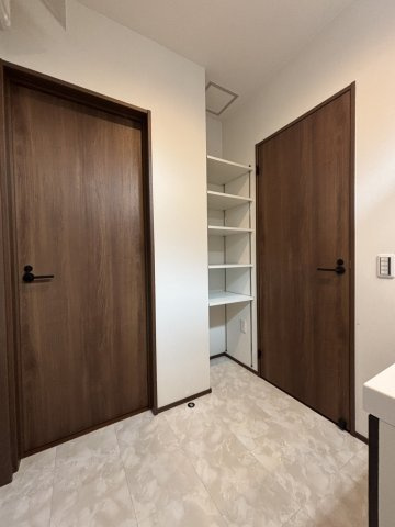 久留米市野中町8号地の洗面所|タオルやお着がえなど置ける棚スペースも♪