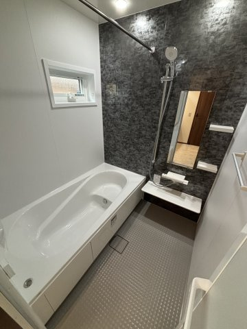 久留米市野中町8号地の浴室|1日の疲れがとれる、ゆったりとしたバスルーム。便利な浴室乾燥暖房機を完備。