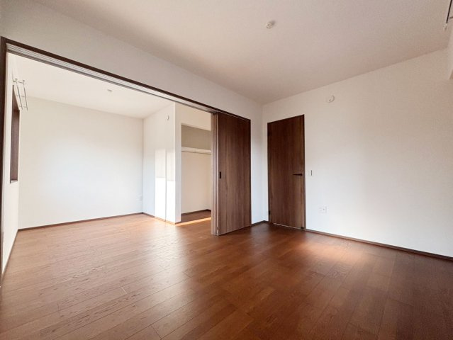 久留米市野中町8号地の洋室|2部屋にしても、仕切りを開けて広い1部屋にしてもOKな洋室♪