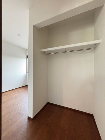 久留米市野中町8号地の収納|扉が無くそのままハンガーで掛けられる収納スペース♪見せる収納にしてもパーテーションで仕切っても◎