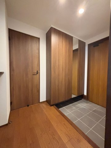 久留米市野中町8号地の玄関|シューズ収納スペースも備えられた玄関です♪お出かけ前に身だしなみチェックできる姿見付き！