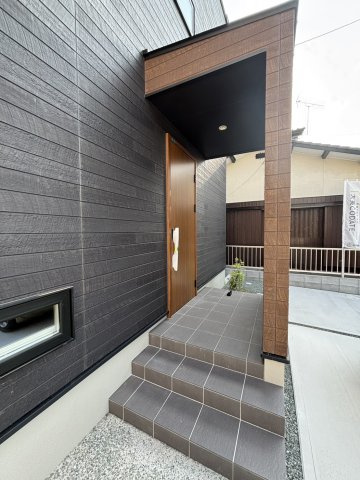 久留米市野中町8号地の玄関