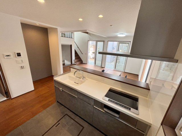 久留米市野中町8号地のキッチン|リビングのお子さんに目配りできる対面式カウンターキッチンを採用。