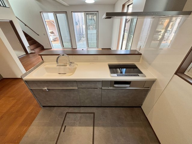 久留米市野中町8号地のキッチン|お手入れ簡単で安全なIHクッキングヒーター♪収納スペースもたくさんあります！