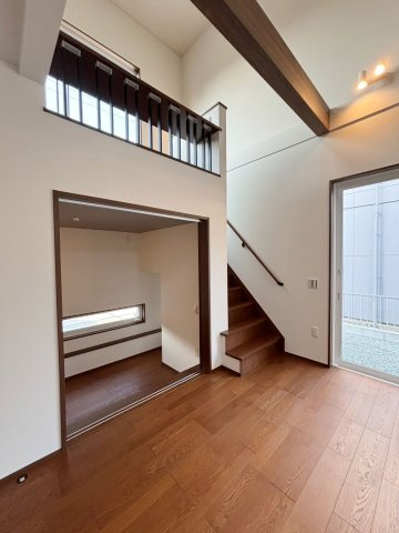 久留米市野中町8号地の洋室|リビングと続きになっている洋室です。仕切りを開放すればLDKと連動してさらに大きな空間が実現します！