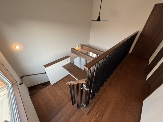 久留米市野中町8号地のその他|1階リビングから続く吹抜けの階段♪おしゃれで日差しも入り、お勉強やちょっとした作業ができるカウンター付きです！