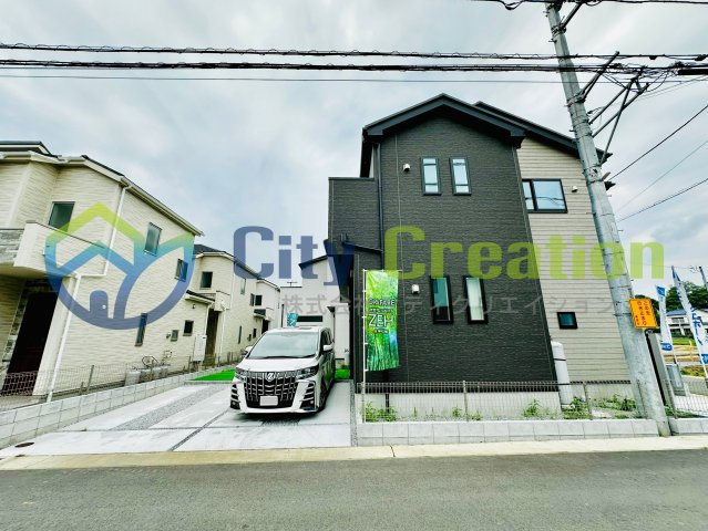 秦野市曽屋　お庭付き角地の新築戸建て　8号棟の前面道路含む現地写真