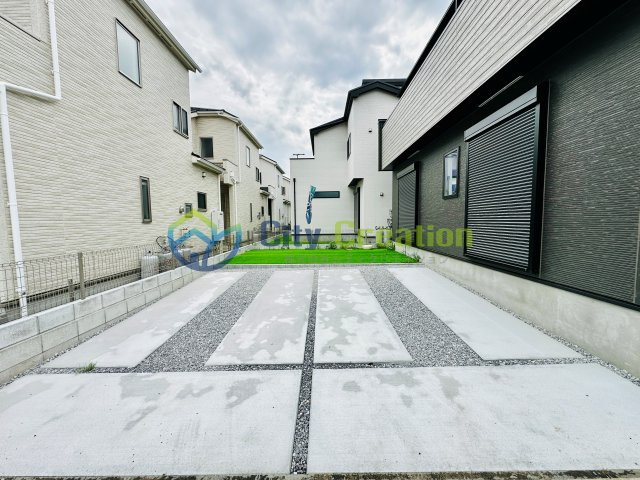 【成約御礼】秦野市曽屋　お庭付き角地の新築戸建て　8号棟の駐車場