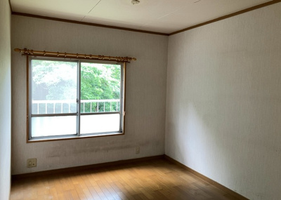 【洋室】 | 鵜野森団地　F棟 | 洋室のメリットは重い家具が置きやすく、身の回りが整理しやすいことです。 床がフローリングのため畳とは異なり凹みにくいです。 クローゼットなど収納が豊富で、普段使わない旅行カバンや服の整頓も簡単にです。