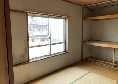 【寝室】 | 鵜野森団地　F棟 | 寝室でゆっくりと過ごすためにはベッド周りの適度な空間を担保することや窓の位置、照明の明るさ、寝室の広さなどを考える必要があります。自身や家族の構成とライフスタイルに併せて寝室にする部屋を選びましょう！