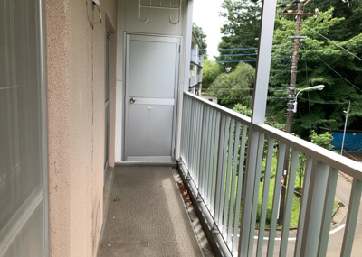 【バルコニー】 | 鵜野森団地　F棟 | バルコニーは、室外の専用スペースのうち、「屋根がなく開放された空間」であるものを指します。ベランダより広いタイプのものが多く、日当たりもよいため家庭菜園などを楽しみたい人にとって適した環境となります。