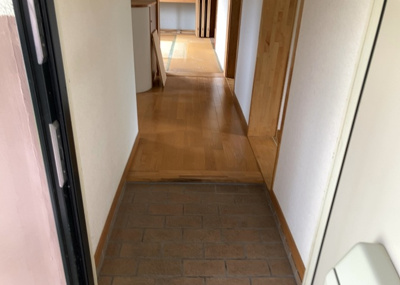 【玄関】 | 鵜野森団地　F棟 | 玄関は家の顔でもあり、家族以外の目にも止まる場所です。玄関は外との間を仕切る扉、靴などをしまっておく収納スペース、靴脱ぎのたたきスペース、来客とのやり取りをするドアホンなど複数のアイテムからなります。