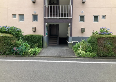 【エントランス】 | 鵜野森団地　F棟 | マンションのエントランスには、もともと風よけや防犯の役割がありますが、マンションによって宅配ボックスなどの設備が備わっている所もあります。日々の生活をイメージしながら生活しやすさをチェックしましょう。