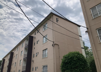【現況写真】 | 鵜野森団地　F棟 | 外観はマンション管理がされているかの目安になります。築年数が古いと、壁面は劣化してひび割れが生じることも！建物が古びていても細かいところが修繕されていると、きちんと管理されているなぁと感じるでしょう。