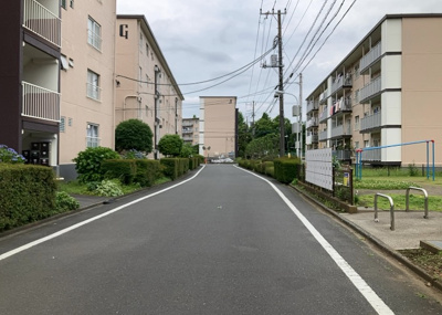 【駐車場】 | 鵜野森団地　F棟 | 車一台あたりに必要なスペースは、標準サイズの普通自動車で横幅2m50cm、長さ5mは必要になります。ただし、乗降のことも考慮して横幅3m30cm、長さ5m50cmほどは確保できるところを選びましょう。