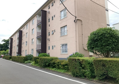 【外観】 | 鵜野森団地　F棟 | マンションの外観は非常に重要なポイントです！外観の善し悪しは資産価値に大きな影響を与えます。外観のいいマンションを購入することで、高値で売却がしやすく、買い手が見つかりやすいというメリットがあります。