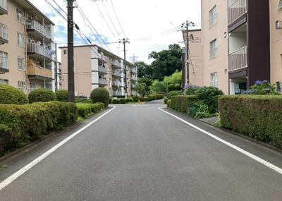 【駐車場】 | 鵜野森団地　F棟 | 駐車場と明記されていても、最小スペースでつくられた駐車場だと大型車は駐車できなかったり、出入りしにくくなったりする可能性があります。お車のサイズと購入したい物件の駐車場のサイズを現地で確認しましょう。