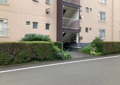 【受付】 | 鵜野森団地　F棟 | 受付はマンションコンシェルジュがいる場合もあれば、管理人が滞在する小部屋を総称して呼ぶことがあります。主にエントランスに設置されていることから、防犯面でも期待ができます。防犯設備がない場合はより安心！