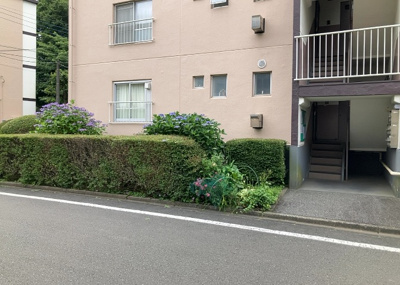 【ロビー】 | 鵜野森団地　F棟 | ラウンジは、マンションの共用スペースに椅子やテーブルなどを配置した利用者が寛げる空間です。屋内型ラウンジと屋外型ラウンジがあります。共用部分の管理状況と合わせて、詳細については現地でご確認ください。