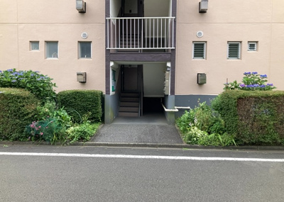 【その他共用部分】 | 鵜野森団地　F棟 | 共有部分は、住民なら誰もが使える設備のこと。例えば駐車場やエレベーター、インターネット設備、セキュリティ設備などがあります。他にも、マンションの廊下・外部階段やエントランス・ゴミ置き場などがあります。