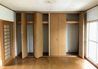 【ダイニング】 | 鵜野森団地　F棟 | ダイニングは、食事や家族の団らんスペースとしてだけではなく、ほかの用途としても使用することができます。ダイニングテーブルを置き、食事のためのスペースを作ることでリビングとの差別化を図ることができます。