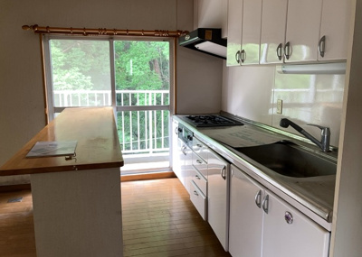 【キッチン】 | 鵜野森団地　F棟 | 標準的なシステムキッチンの横幅は、165cm～300cm程度です。2100・2400・2550・2700などミリ単位で表記されます。普段どのように料理をするのかを想定しながら合ったサイズを選びましょう