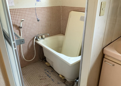 【浴室】 | 鵜野森団地　F棟 | 入浴時の快適さも大事なことですが、綺麗な状態を維持できなければ気持ちよく入浴できません。毎日の掃除が楽という点は大事なポイントになります！カビが生えにくく掃除がしやすい、壁や浴槽を選ぶといいでしょう。