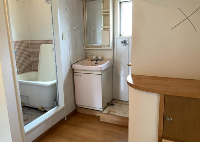 【脱衣所】 | 鵜野森団地　F棟 | 洗面脱衣所は「体を綺麗に整える場所」という目的と役割を持っています。そして便利で使い勝手のいい「体を綺麗に整える場所」にするためには、配置や動線、照明や収納計画をしっかりと検討しておく必要があります。