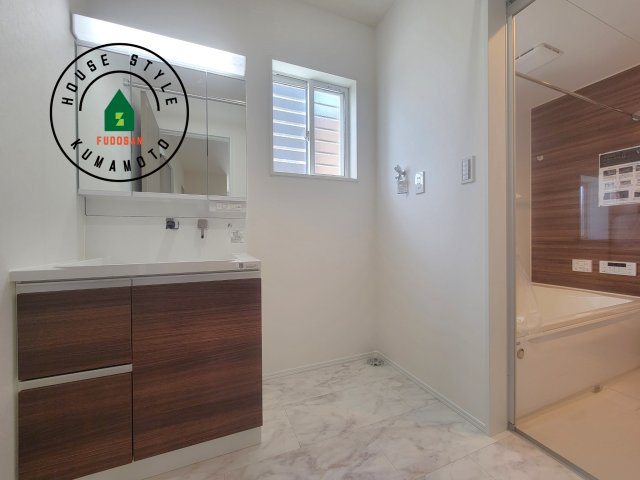 宇城市松橋町両仲間第4-5棟（3号棟）の脱衣所|ゆとりの洗面スペースで朝の身支度もスムーズに。暮らしを快適に変えるシャワー付洗面台です！