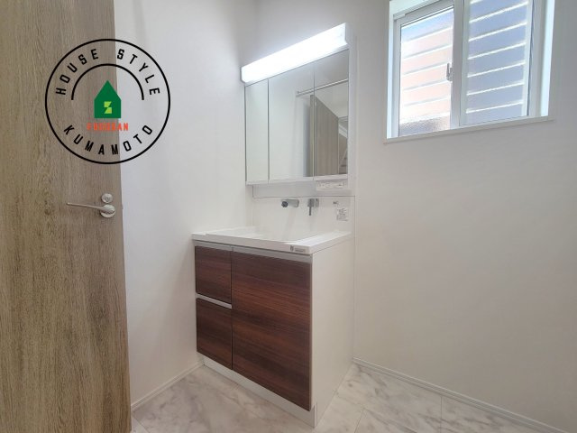 宇城市松橋町両仲間第4-5棟（3号棟）の独立洗面台|毎日使うものだから清潔な空間を保ちたい水回り。洗面にはそんな願いを解消させてくれる収納アイデアが満載です。三面鏡の裏側にはキャビネットが現れ小物から背の高い物まで収納できます。