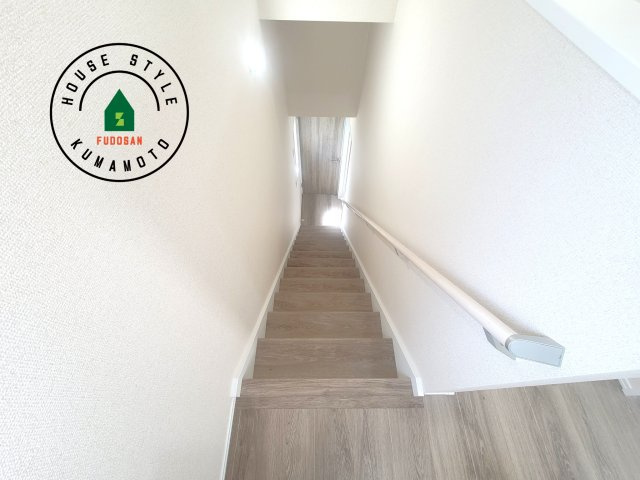 宇城市松橋町両仲間第4-5棟（3号棟）の内装|＜手すり付階段＞手すりがないと階段の昇り降りで危険なことはもちろん、壁に手をつきながら歩くことで壁紙が汚れやすくなります。すべての方に快適に昇り降りしていただくため、手すりを設置しました。