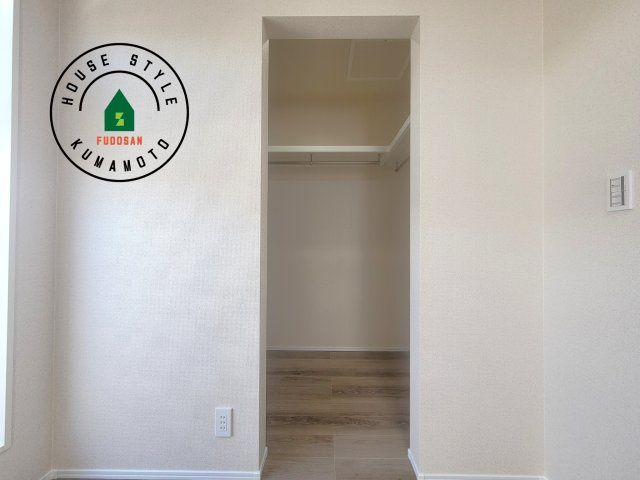 宇城市松橋町両仲間第4-5棟（3号棟）の収納|洋服や大きな荷物が多い方や人数の多いご家族などは、一般的なクローゼットよりもウォークインクローゼットのほうが使い勝手が良いです。