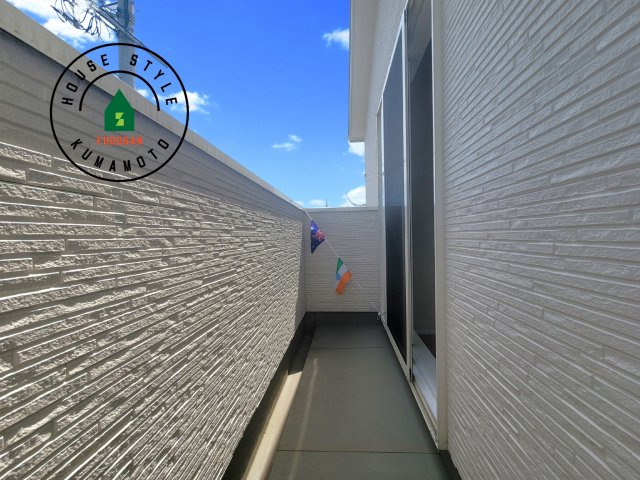 宇城市松橋町両仲間第4-5棟（3号棟）のバルコニー|風をしっかりと感じられるバルコニーでは、毎日が洗濯日和です。広々としているので洗濯も楽しくなるでしょうし、気分転換にバルコニーからの眺めを楽しむのもいいでしょう。