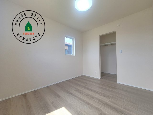 宇城市松橋町両仲間第4-5棟（3号棟）の洋室|採光良好な洋室は全居室、複層ガラスの遮熱効果と断熱効果で、一年中快適に過ごせます。