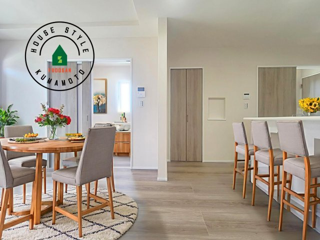 宇城市松橋町両仲間第4-5棟（3号棟）の居間・リビング|明るく開放的なリビングダイニングは豊かな陽光が注ぎ込み、やすらぎの空間を演出してくれます。ご家族で楽しいひとときをお過ごし下さい。※家具はCGを合成したものです。