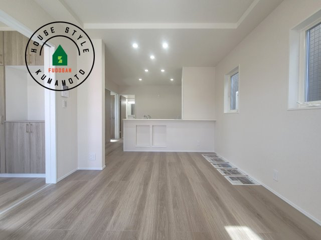 宇城市松橋町両仲間第4-5棟（3号棟）の居間・リビング|キッチンからリビングをしっかり確認できます。家族の笑顔があふれる空間になりそうですね。