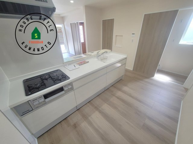 宇城市松橋町両仲間第4-5棟（3号棟）のキッチン|ダイニングテーブルへの配膳がラクラク、お料理はかどるカウンター付きシステムキッチン！