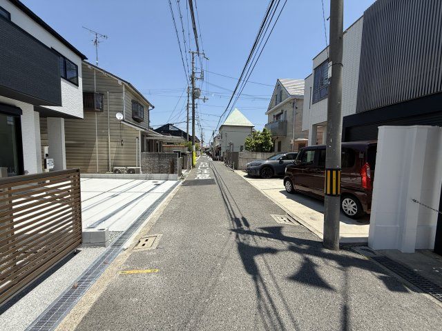 深井北町1期1棟の前面道路含む現地写真