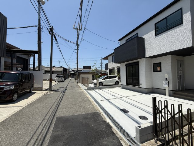 深井北町1期1棟の前面道路含む現地写真