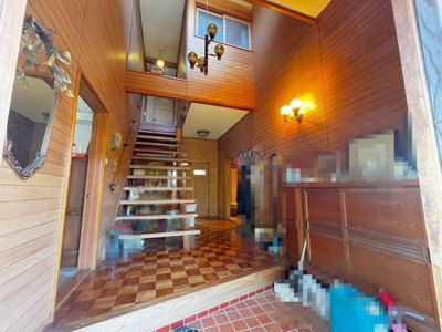 【玄関】 | 赤坂台４丁　中古戸建 | 玄関上部吹き抜けです！開放感のある玄関ホールで気持ちがいいですね♪