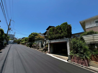 【前面道路含む現地写真】 | 赤坂台４丁　中古戸建 | 堀込車庫です！雨の日も愛車が濡れにくく嬉しいですね♪