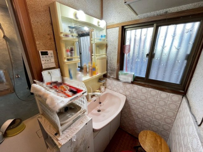【独立洗面台】 | 赤坂台４丁　中古戸建 | 洗面室にも窓がありますよ♪明るく朝から気持ちがシャキっとしますね♪