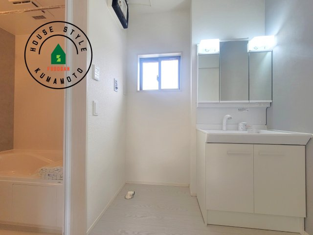 熊本市南区御幸西2丁目第3-2棟（2号棟）　の脱衣所|ゆとりの洗面スペースで朝の身支度もスムーズに。暮らしを快適に変えるシャワー付洗面台です！