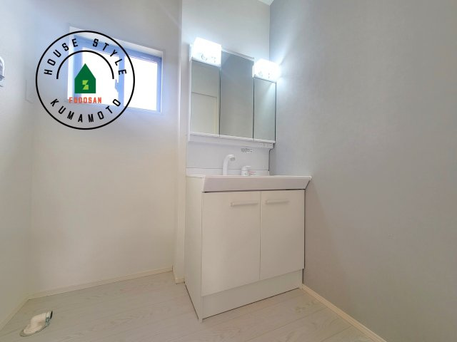 熊本市南区御幸西2丁目第3-2棟（2号棟）　の独立洗面台|毎日使うものだから清潔な空間を保ちたい水回り。洗面にはそんな願いを解消させてくれる収納アイデアが満載です。三面鏡の裏側にはキャビネットが現れ小物から背の高い物まで収納できます。