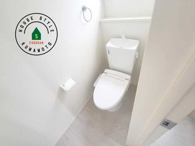 熊本市南区御幸西2丁目第3-2棟（2号棟）　のトイレ|温水洗浄便座を完備しております。2ヶ所にトイレがあるのは朝の慌ただしい時間も安心です。