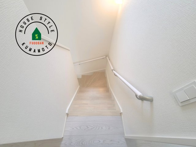 熊本市南区御幸西2丁目第3-2棟（2号棟）　の内装|＜手すり付階段＞手すりがないと階段の昇り降りで危険なことはもちろん、壁に手をつきながら歩くことで壁紙が汚れやすくなります。すべての方に快適に昇り降りしていただくため、手すりを設置しました。