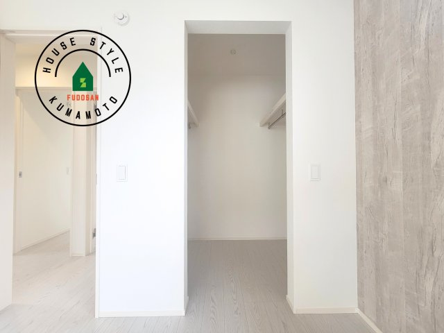 熊本市南区御幸西2丁目第3-2棟（2号棟）　の収納|洋服や大きな荷物が多い方や人数の多いご家族などは、一般的なクローゼットよりもウォークインクローゼットのほうが使い勝手が良いです。