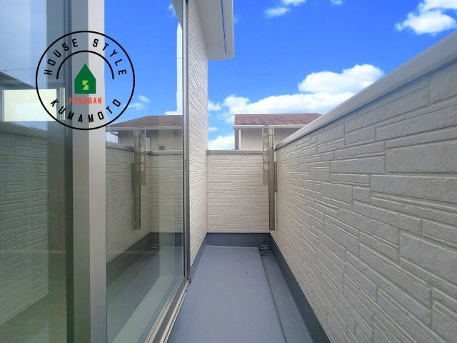 熊本市南区御幸西2丁目第3-2棟（2号棟）　のバルコニー|風をしっかりと感じられるバルコニーでは、毎日が洗濯日和です。広々としているので洗濯も楽しくなるでしょうし、気分転換にバルコニーからの眺めを楽しむのもいいでしょう。